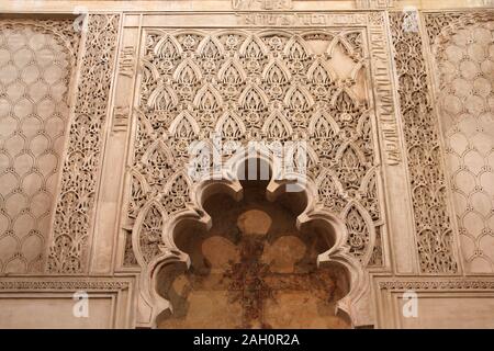 Cordoba, Spanien. Komplizierte Kunstwerk von historische Synagoge. Das jüdische Viertel. Stockfoto