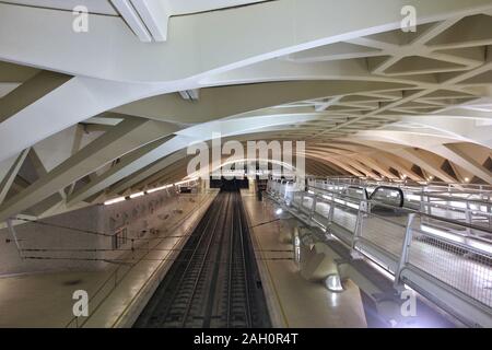 VALENCIA, Spanien - Oktober 8, 2010: U-Bahnhof Interieur in Valencia, Spanien. Mit 175 km Total Network Länge, Metrovalencia ist der 15. längste U-Sy Stockfoto