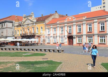 TIMISOARA, Rumänien - 14 AUGUST, 2012: die Menschen besuchen Unirii Platz (Piaţa Unirii) in Timisoara. Rumänien hatte 7,5 Mio. ausländische Besucher im Jahr 2010. Timiso Stockfoto