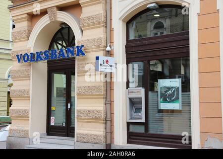 SUBOTICA, Serbien - 12. AUGUST 2012: Volksbank Bank Filiale in Subotica, Serbien. Es gibt 30 Commercial Banking Unternehmen in Serbien. Stockfoto