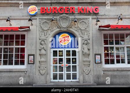 DORTMUND, Deutschland - 15. JULI 2012: Burger King Restaurant in Dortmund. Als 2013 die Fast-Food-Kette hatte über 13.000 Filialen in 79 Ländern Stockfoto