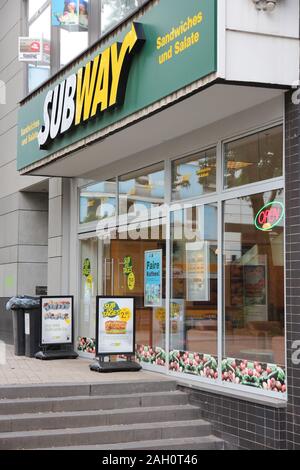 DORTMUND, Deutschland - 15. JULI 2012: Subway Sandwich Shop in Dortmund, Deutschland. U-Bahn hat 44,280 Fast Food Restaurants in 110 Ländern. Stockfoto
