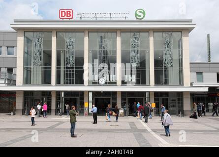 DORTMUND, Deutschland - Juli 16, 2012: Die Menschen der Hauptbahnhof in Dortmund ein. Die Station besteht seit 1847 und dient mindestens 130.000 Stockfoto