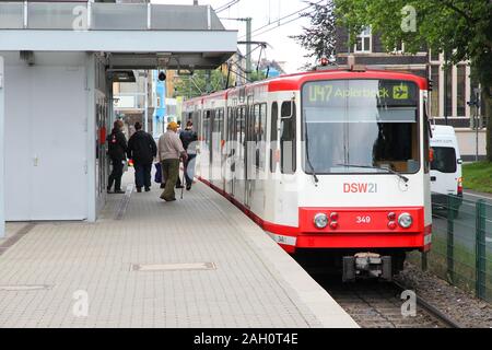 DORTMUND, Deutschland - Juli 16, 2012: Die Menschen fahren Straßenbahn in Dortmund, Deutschland. Dortmund light rail Netzwerk dient 130 Mio. jährliche Fahrten (2007). Stockfoto