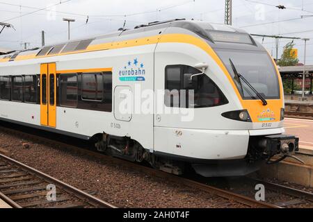 DORTMUND, Deutschland - 16. JULI 2012: Eurobahn Zug kommt in Dortmund, Deutschland. Eurobahn Keolis ist Teil der französischen Gruppe. Keolis Jahresumsatz ist 5.1 Stockfoto