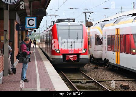 DORTMUND, Deutschland - Juli 16, 2012: Die Deutsche Bahn kommt in Dortmund, Deutschland. Die Deutsche Bahn ist die größte Bahngesellschaft und Infrastruktur Stockfoto