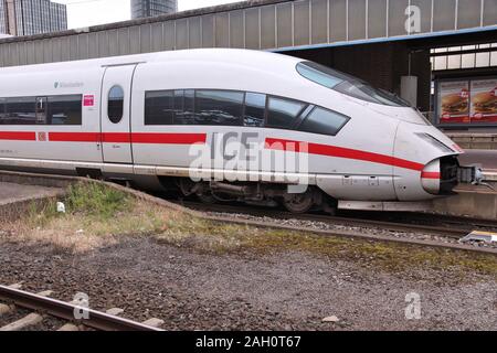 DORTMUND, Deutschland - 16. JULI 2012: ICE der Deutschen Bahn in Dortmund, Deutschland. 2009 ICE-Zügen transportiert mehr als 77 Millionen Beifahrer Stockfoto