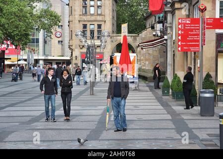 DORTMUND, Deutschland - Juli 16, 2012: die Menschen besuchen Sie die Altstadt in Dortmund, Deutschland. 2011 war das Rekordjahr für wachsende Dortmund Tourismus mit 594,712 Stockfoto