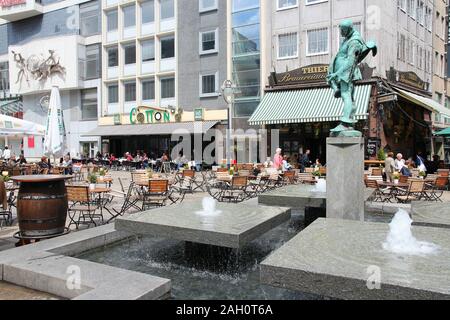 DORTMUND, Deutschland - Juli 16, 2012: die Menschen besuchen Sie die Altstadt in Dortmund, Deutschland. 2011 war das Rekordjahr für wachsende Dortmund Tourismus mit 594,712 Stockfoto