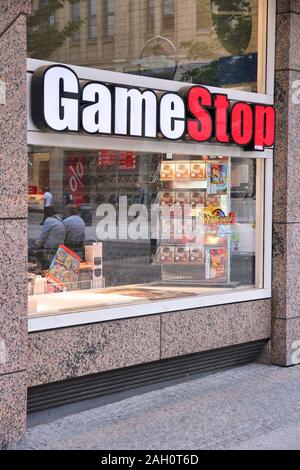 DORTMUND, Deutschland - 15. JULI 2012: Gamestop Store in Dortmund. Gamestop Corporation besteht seit 1984 und verfügt über 6.700 Stores in vielen Ländern. Stockfoto