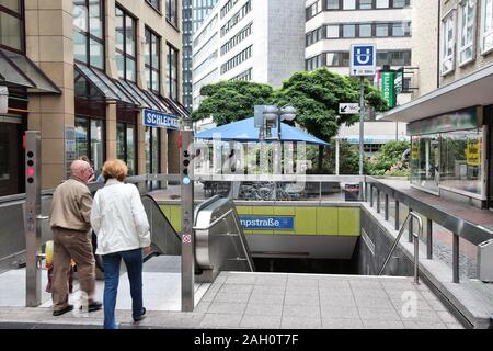 DORTMUND, Deutschland - Juli 16, 2012: Die Menschen in der U-Bahn Station in Dortmund. 2011 war das Rekordjahr für wachsende Dortmund Tourismus mit 594,712 Stockfoto