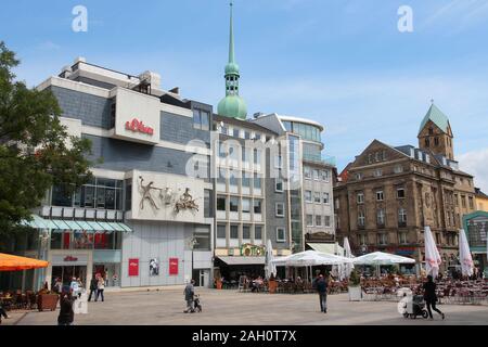 DORTMUND, Deutschland - Juli 16, 2012: die Menschen besuchen Sie die Einkaufsmöglichkeiten in Dortmund, Deutschland. 2011 war das Rekordjahr für wachsende Dortmund Tourismus mit 594 Stockfoto