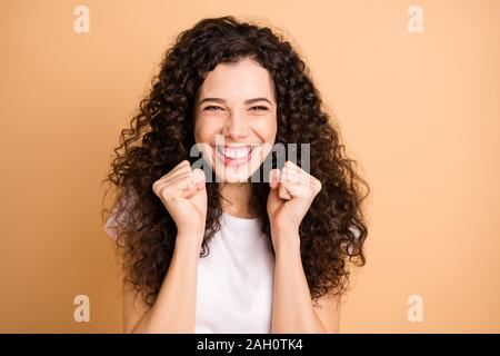 Foto von erstaunlichen Dame hören große Werbung Verkauf Shopping triumphierte die Fäuste tragen weiße legere Kleidung isoliert beige Pastellfarben Stockfoto