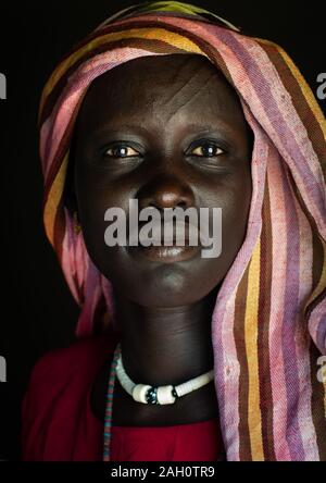 Porträt einer Mundari Stamm Frau mit scarifications auf der Stirn, Central Equatoria, Terekeka, South Sudan Stockfoto