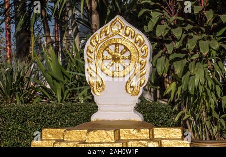 Dharma Rad Symbol in der buddhistischen Tempel; Dharmachakra, Edlen Achtfachen Pfad Zeichen Stockfoto