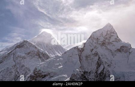 Der Everest Peak (8848 m) und Nuptse (7861 m) bei Sonnenaufgang. Nepal, Himalaya Stockfoto