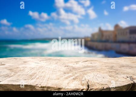 Leere Holztisch mit unscharfen mediterranen Seenlandschaft im Hintergrund. Bereit für die Montage. Stockfoto
