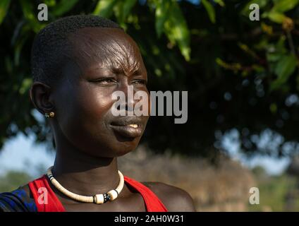 Porträt einer Mundari Stamm Frau mit scarifications auf der Stirn, Central Equatoria, Terekeka, South Sudan Stockfoto