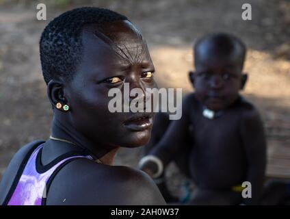 Porträt einer Mundari Stamm Frau mit scarifications auf der Stirn, Central Equatoria, Terekeka, South Sudan Stockfoto