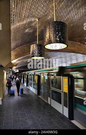 PARIS, Frankreich, 10. Dezember 2019: Passagiere warten für die Metro Linie 1 in Paris, Frankreich. Pariser Metro serviert 1,52 Milliarden Fahrten pro Jahr. Stockfoto
