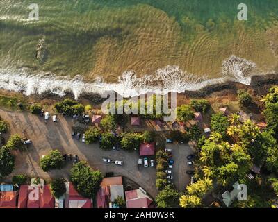 Guadeloupe Strand drone Aussicht auf den Sonnenuntergang. Plage Caraibe schwarzer Strand Luftaufnahme in Pointe Noire. Stockfoto