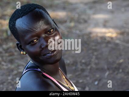 Porträt einer Mundari Stamm Frau mit scarifications auf der Stirn, Central Equatoria, Terekeka, South Sudan Stockfoto