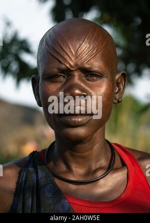 Porträt einer Mundari Stamm Frau mit scarifications auf der Stirn, Central Equatoria, Terekeka, South Sudan Stockfoto