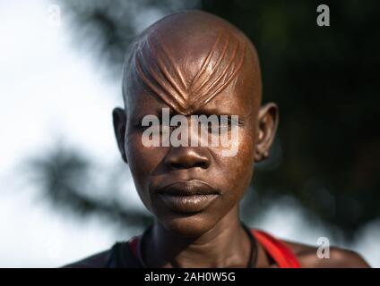 Porträt einer Mundari Stamm Frau mit scarifications auf der Stirn, Central Equatoria, Terekeka, South Sudan Stockfoto