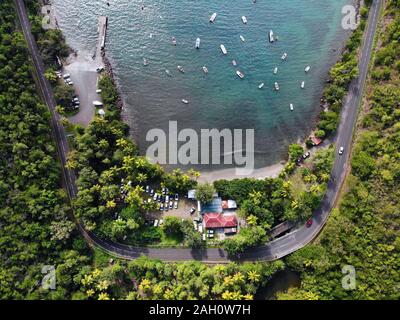 Guadeloupe Strand drone Aussicht auf den Sonnenuntergang. Hafen Luftaufnahme in Marigot. Stockfoto