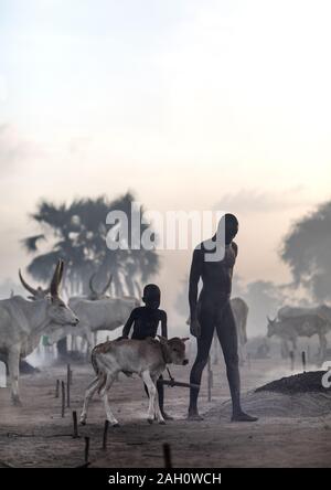 Mundari Stamm Menschen in den Rauch der Feuer verwendet, um die Mücken abzuwehren, Central Equatoria, Terekeka, South Sudan Stockfoto