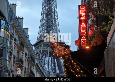 7. Arrondissement von Paris City View in den Abend. Restaurant Leuchtreklame. Stockfoto