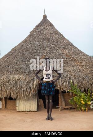 Mundari Stamm Frau vor ihr traditionelles Haus stehend, Central Equatoria, Terekeka, South Sudan Stockfoto