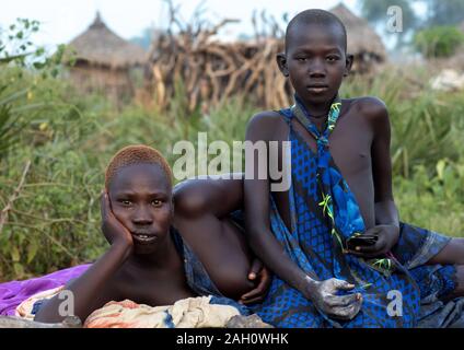 Porträt einer Mundari Stamm Frauen ruht auf einem Bett, Central Equatoria, Terekeka, South Sudan Stockfoto