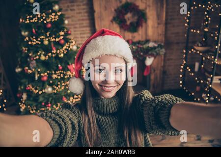 Nahaufnahme Foto von positiven fröhliches Mädchen Neujahr blogger Einfluss nehmen selfie Videokonferenz zeigen ihre Weihnachtsfeier zeit Vorbereitung im Haus voll Stockfoto