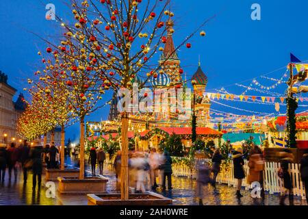 Weihnachtsmarkt auf dem Roten Platz mit der Basilius-Kathedrale auf dem Hintergrund, Moskau, Russland Stockfoto