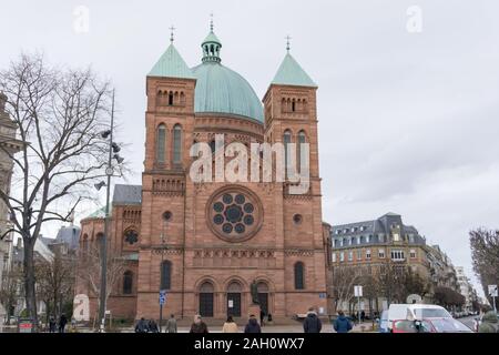 Straßburg, Paris/Frankreich - 14. Dezember, 2019: Blick auf die Saint-Pierre-le-Jeune Katholische Kirche in Straßburg Stockfoto