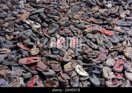 Schuhe, die einmal Opfer der nationalsozialistischen Völkermord auf Anzeige in Block 5 des Museum Auschwitz gehörte, Auschwitz, Oświęcim, Polen Stockfoto