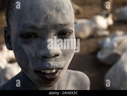 Porträt einer Mundari Stamm Junge in Asche bedeckt, Central Equatoria, Terekeka, South Sudan Stockfoto