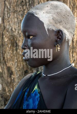 Porträt einer wunderschönen Mundari junge Frau mit Asche auf den Kopf ihr Haar in rot zu färben, Central Equatoria, Terekeka, South Sudan Stockfoto