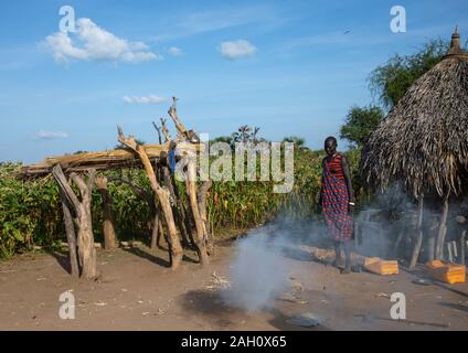 Mundari Stamm Frau vor ihrem Haus stehen, Central Equatoria, Terekeka, South Sudan Stockfoto
