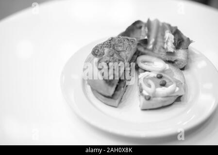 Bagel mit Lachs und Gemüse serviert am Tisch Stockfoto