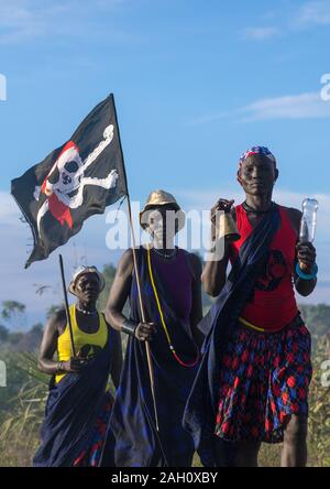 Mundari Stamm Frauen marschieren im Einklang mit einer piratenflagge beim feiern eine Hochzeit, Central Equatoria, Terekeka, South Sudan Stockfoto