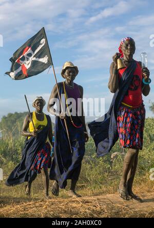 Mundari Stamm Frauen marschieren im Einklang mit einer piratenflagge beim feiern eine Hochzeit, Central Equatoria, Terekeka, South Sudan Stockfoto