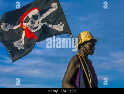 Mundari Stamm Frau mit einer piratenflagge beim feiern eine Hochzeit, Central Equatoria, Terekeka, South Sudan Stockfoto