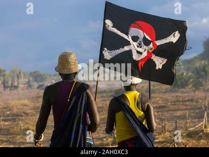 Mundari Stamm Frauen marschieren im Einklang mit einer piratenflagge beim feiern eine Hochzeit, Central Equatoria, Terekeka, South Sudan Stockfoto