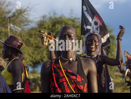 Mundari Stamm Frauen mit einer piratenflagge beim feiern eine Hochzeit, Central Equatoria, Terekeka, South Sudan Stockfoto