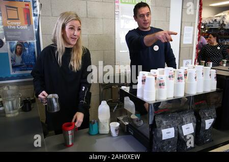 Ellie Goulding serviert Kaffee zu einem Gast, während die ehrenamtliche Mitarbeit in einer Krise Weihnachten Zentrum in London, als die Nächstenliebe seine Türen für wohnungslose Menschen öffnet für die Festtage. Stockfoto