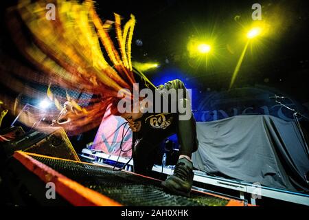 Kopenhagen, Dänemark. 20. Dezember 2019. Die moldauische nu metal band angesteckt Regen führt ein Live Konzert in den Amager Bio in Kopenhagen. Hier Sänger Elena Cataraga wird gesehen, live auf der Bühne. (Foto: Gonzales Foto - Nikolaj Bransholm). Stockfoto