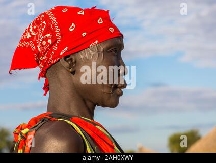 Porträt einer Mundari Stamm Frau mit scarifications auf der Stirn, Central Equatoria, Terekeka, South Sudan Stockfoto