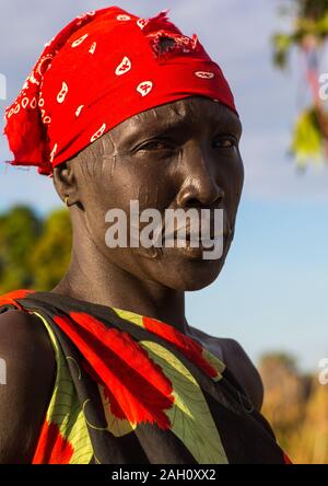 Porträt einer Mundari Stamm Frau mit scarifications auf der Stirn, Central Equatoria, Terekeka, South Sudan Stockfoto